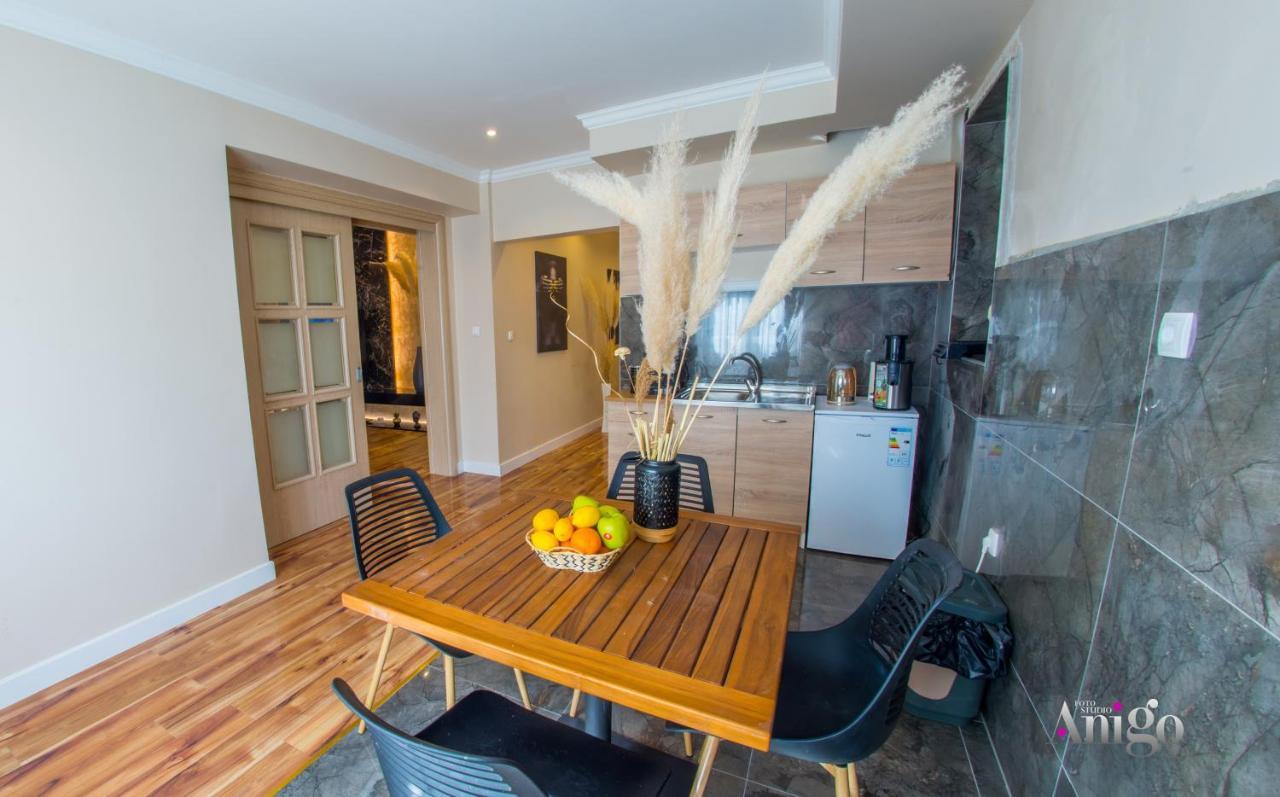 Luxury Apartment Black And Gold Mostar Exterior photo